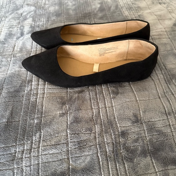Elegant Black Flats with Textured Fabric and Pointed-Toe Design - Picture 2 of 4